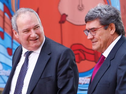 Los ministros de Industria y Turismo, Jordi Hereu (i), y de Transformación Digital, José Luis Escrivá, a su llegada a la Fira de Barcelona para el acto oficial de inauguración del MWC 2024.