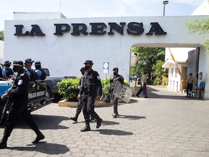 Policías nicaragüenses durante la toma de la redacción del diario 'La Prensa', el 13 de agosto, en Managua.