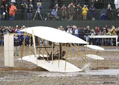 La réplica del avión de los hermanos Wright no logra despegar, ayer, en Carolina del Norte.