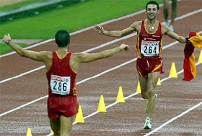 Paquillo Fernández, con la bandera española, corre a abrazar a Juan Manuel Molina, que, tercero, le escoltó en el podio.