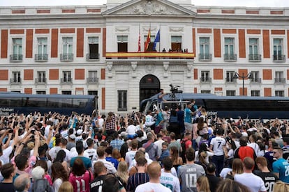 Llegada de los jugadores del Real Madrid a la Puerta del Sol.
