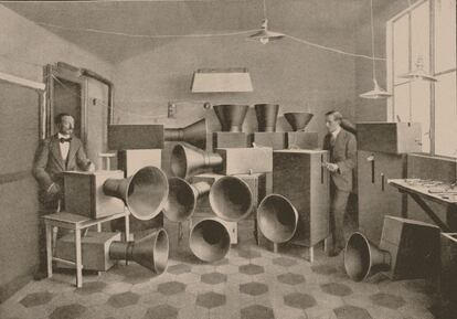 Intonarumori, los instrumentos inventados por el pintor futurista y músico Luigi Russolo. En la imagen, Russolo con Ugo Piatti, pintor y fabricante de instrumentos, en su estudio en Milán (1913).