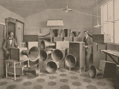 Intonarumori, los instrumentos inventados por el pintor futurista y músico Luigi Russolo. En la imagen, Russolo con Ugo Piatti, pintor y fabricante de instrumentos, en su estudio en Milán (1913).