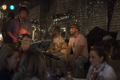 Álvaro Barbón, con sombrero a la derecha, toca el cajón con su banda en el bar Santo Barón, en Madrid.