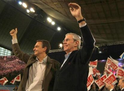 José Luis Rodríguez Zapatero y Emilio Pérez Touriño en el pabellón de deportes de Riazor, ayer.