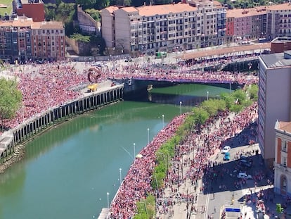 Inmediaciones del Ayuntamiento de Bilbao con miles de aficionados. 