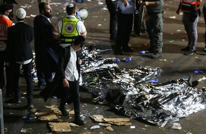 Algunos de los cadáveres de las víctimas de la avalancha humana que se ha producido la madrugada del viernes en la celebración del Lag Baomer, en el monte Meron, en el norte de Israel. Miles de fieles, principalmente ultraortodoxos, participaban en ese acto, el más multitudinario celebrado en el país desde el estallido de la pandemia de covid en la primavera del año pasado.