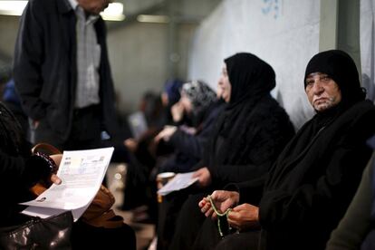 Syrian refugees wait to register at the the United Nations High Commissioner for Refugees (UNHCR) office in Amman, Jordan December 11, 2015. More than 1,000 Syrian refugees in Jordan were interviewed by the UNCHR on Friday for a potential chance to go to Canada. The government of Canadian Prime Minister Justin Trudeau was elected to a surprise majority in October promising to accept more refugees more quickly than the previous Conservative government. REUTERS/Muhammad Hamed