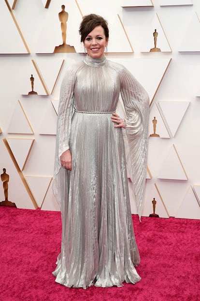 Olivia Colman, nominada a mejor actriz por La hija oscura, con un vestido plisado de Dior.