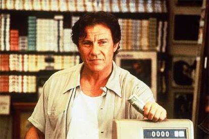 Harvey Keitel, en el papel del tendero Auggie, personaje del filme <i>Smoke</i>.