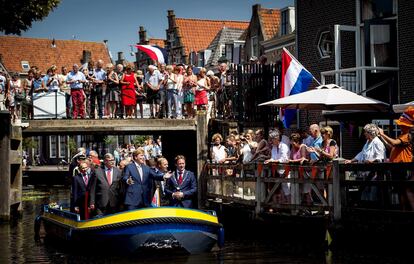 El rey de Holanda, Guillermo Alejandro, en el centro, asiste a la celebración del 750 aniversario de la obtención de derechos de la ciudad de Oudewater, Holanda. La localidad adquirió su derecho a ser una ciudad en 1265 gracias al obispo de Utrecht, Hendrik van Vianden.