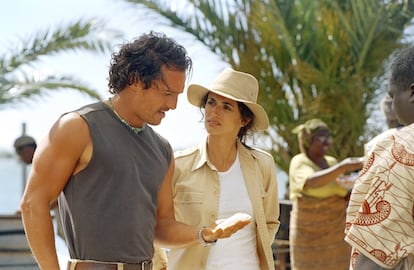 El actor conoció a Penélope Cruz en 'Sahara', de 2005, con la que mantuvo una relación de más o menos un año. Una biografía sobre McConaughey publicada en 2015 reveló que el actor se enamoró perdidamente de Camila Alves, su actual esposa y por quien finalizó su relación con la actriz española.