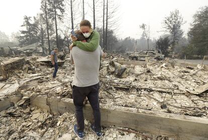 Todd Caughey abraza a su hija Ella en las cenizas que quedan de su casa en Kenwood, California, el 10 de octubre.