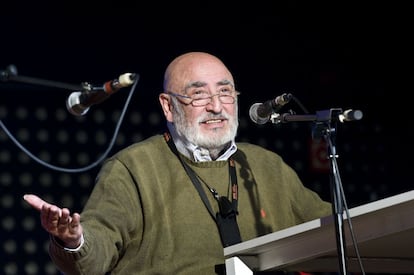 Diada de la Rumba, en el Espai Jove Fontana, en el barrio de Gràcia, Barcelona. Peret durante la clase magistral que ofreció en 2010.