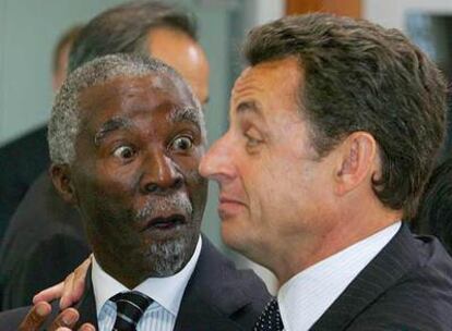 El presidente de Suráfrica, Thabo Mbeki, y el presidente francés, Nicolas Sarkozy, ayer en Heiligendamm, Alemania.