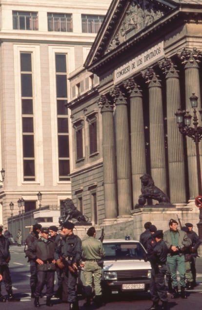 Los militares golpistas delante del Congreso de los Diputados en Madrid el 23 de febrero de 1981. 