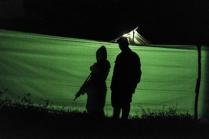 <i>“Un tío mío formó parte de la guerrilla de las FARC. Él es el hombre que está en la imagen. Tras el acuerdo de paz con el Gobierno, dejó las armas. Esta fotografía se la tomé en 2017 en un espacio de reincorporación a la vida civil."</i><br><br>Es otra tragedia más de una sociedad que ha naturalizado la violencia y ha soportado durante décadas la injusticia. Mi madre, Luz Mercy Cruz, cargó en 1993 con la labor de recuperar el cuerpo de mi padre. Lo logró, pero meses después ella también fue asesinada. Hoy, tres décadas más tarde, soy yo quien tengo la responsabilidad de encontrar el cuerpo de mi madre en este país que es una fosa común.<br>