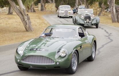 Una caravana de vehículos clásicos en la última edición del concurso de Pebble Beach (EE UU).