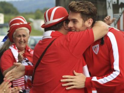 Ibai Gómez es despedido este lunes por aficionados del Athletic antes de salir hacia Nápoles.