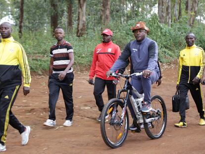 El presidente Pierre Nkurunziza acude en bici a votar en su colegio electoral de Ngozi durante las elecciones celebradas el pasado 20 de mayo.