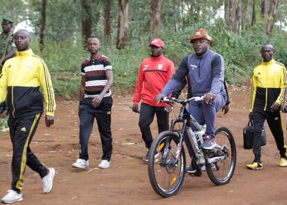 El presidente Pierre Nkurunziza acude en bici a votar en su colegio electoral de Ngozi durante las elecciones celebradas el pasado 20 de mayo.