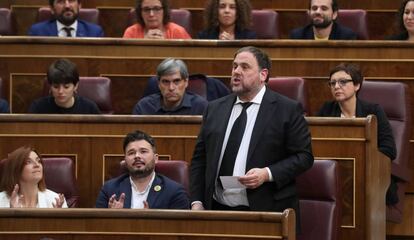 Oriol Junqueras, de pie, en el Congreso el pasado 21 de mayo.