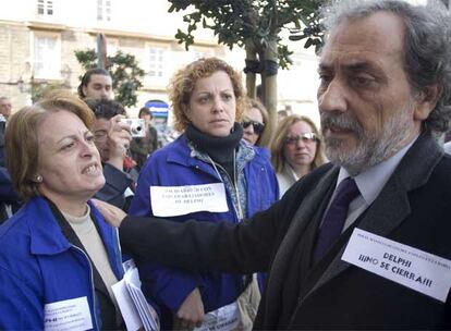 El defensor del pueblo andaluz, José Chamizo, con  esposas de empleados de Delphi.