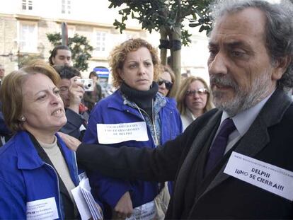 El defensor del pueblo andaluz, José Chamizo, con esposas de empleados de Delphi.