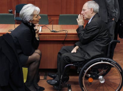 La ministra francesa Christine Lagarde conversa con su homólogo alemán, Wolfgang Schaeuble.