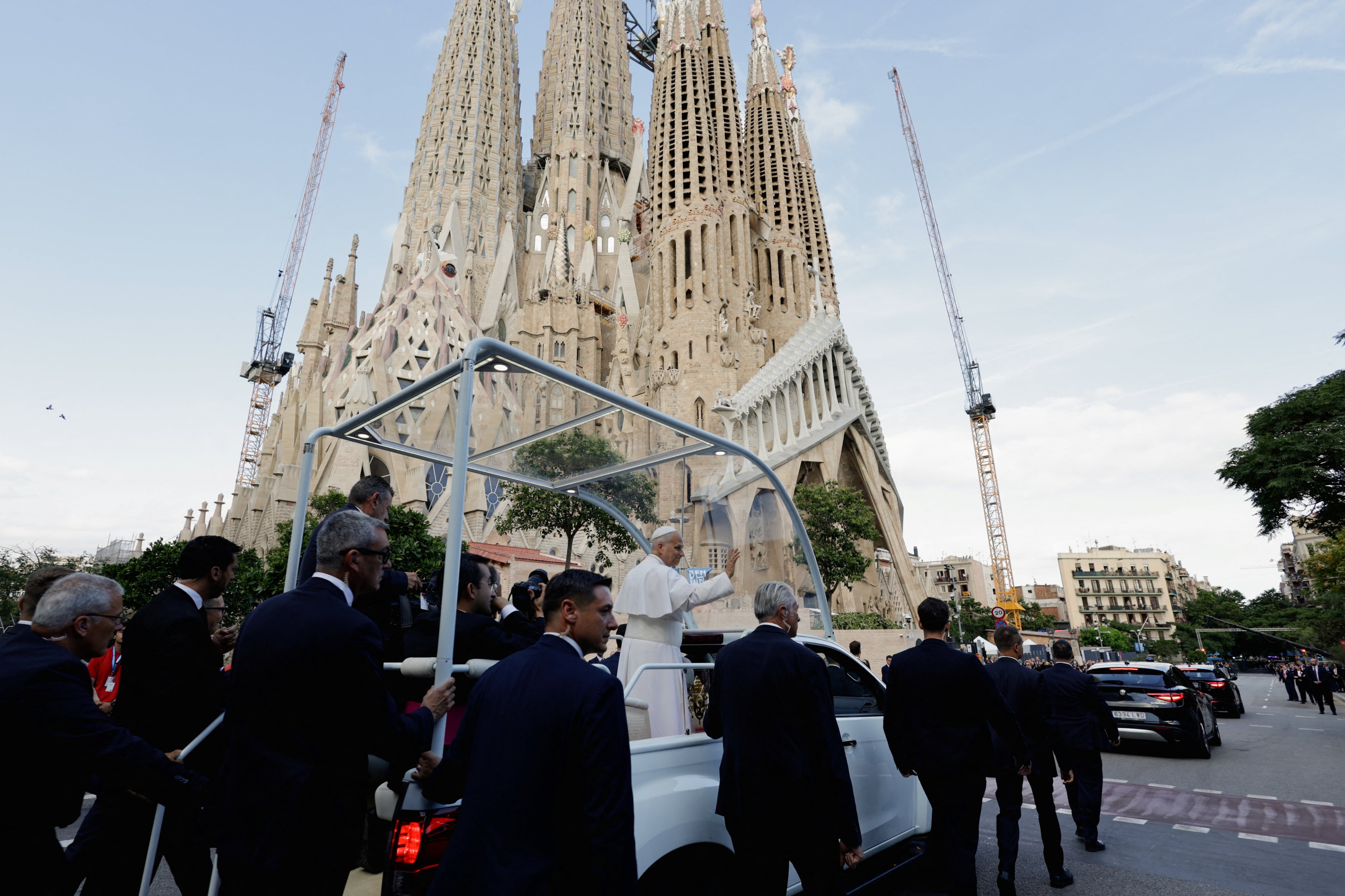 Visita del papa León XIV, en directo | El Papa llega al acto en la Sagrada Familia con los Reyes, Sánchez y varios ministros