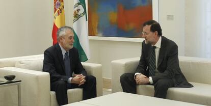 Los presidentes de la Junta, Jos&eacute; Antonio Gri&ntilde;&aacute;n, y del Gobierno central, Mariano Rajoy, durante la reuni&oacute;n del 30 de julio.