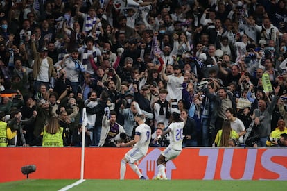 Soccer Football - Champions League - Semi Final - Second Leg - Real Madrid v Manchester City - Santiago Bernabeu, Madrid, Spain - May 4, 2022 Real Madrid's Karim Benzema celebrates scoring their third goal REUTERS/Isabel Infantes