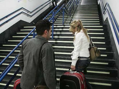 Viajeros suben sus maletas en la estación de Chamartín.