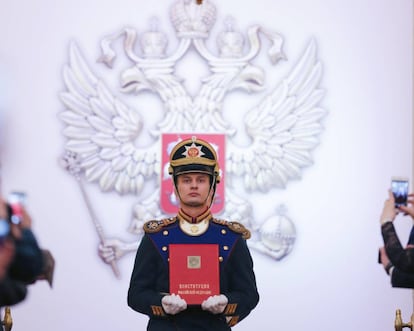 Un miembro de la Guardia de Honor porta la Constitución de la Federación rusa para la ceremonia de toma de posesión del presidente.