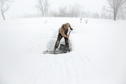 Jamie McCall quita la nieve de la entrada de su casa en Paris, en el estado de Kentucky (EE UU).