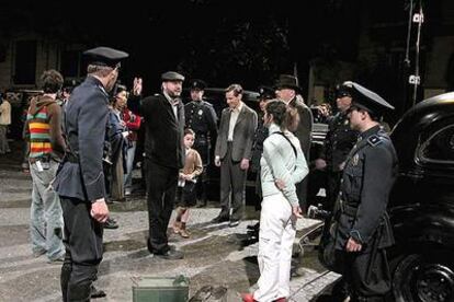 Juan José Campanella, en el centro, con barba, dirige a los actores en el rodaje de <i>Vientos de agua.</i>