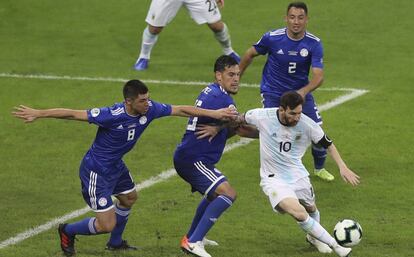 Messi ante tres defensores de Paraguay en el Mineirao.