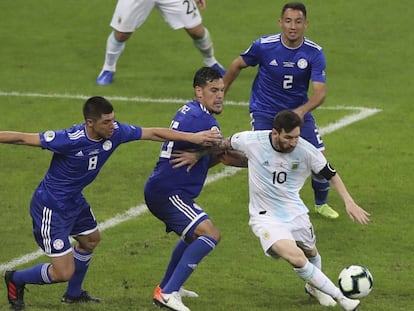 Messi ante tres defensores de Paraguay en el Mineirao.
