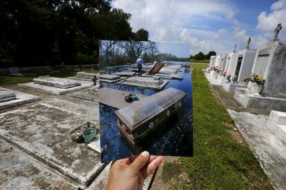 La imagen impresa muestra a varios ataúdes sacados de sus tumbas tras las inundaciones producidas por el huracán Katrina, el 10 de septiembre de 2005.