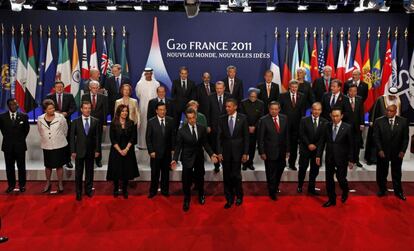 Los líderes del G20 posan durante la foto de familia del G20 en Cannes.