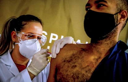 Un voluntario recibe la vacuna de Sinovac, en Porto Alegre, al sur de Brasil.