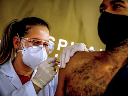 Un voluntario recibe la vacuna de Sinovac, en Porto Alegre, al sur de Brasil.