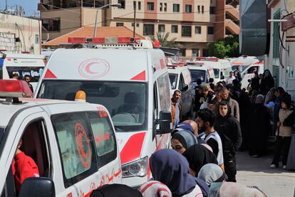Una flota de ambulancias traslada a pacientes en el Nasser Hospital, en Khan Yunis, al sur de Gaza, el pasado 31 de marzo.