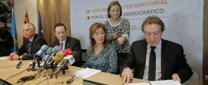 Los responsables de la Junta de Castilla y León, Asturias, Galicia y Aragón firman la declaración por el Cambio Demográfico.