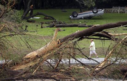 Un hombre camina a lo largo del río Blanco, donde la crecida del agua derribó árboles en Wimberley, Texas (EE UU). El Servicio Meteorológico Nacional de Estados Unidos ha emitido una nueva alerta por inundaciones para Houston, donde las tormentas han dejado ya cinco muertos y convertido los barrios en lagos en la que es la cuarta ciudad más poblada del país.