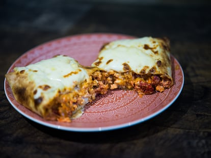 Taco de merguez, pollo y queso emplatado en el local Mister Tacos, en Villeurbanne, en las afueras de Lyon, un local pionero de los tacos franceses.