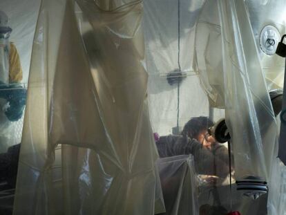 Varios sanitarios atienden a un paciente en un centro de tratamiento de ébola en Beni (República Democrática del Congo), el pasado julio.