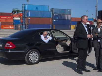 El gobernador de Texas espera en el coche en la Bah&iacute;a de Mariel. 