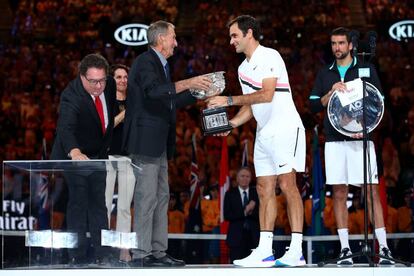 Ashley Cooper entrega a Roger Federer el trofeo del Open de Australia, el 28 de enero de 2018.