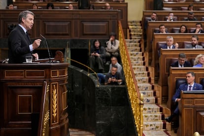 El líder del PP, Alberto Núñez Feijóo, en el Congreso. Abajo a la derecha, el presidente del Gobierno, Pedro Sánchez.